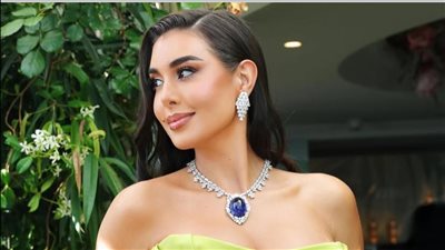 ياسمين صبري تخطف الأضواء بإطلالة ملوكية في مهرجان