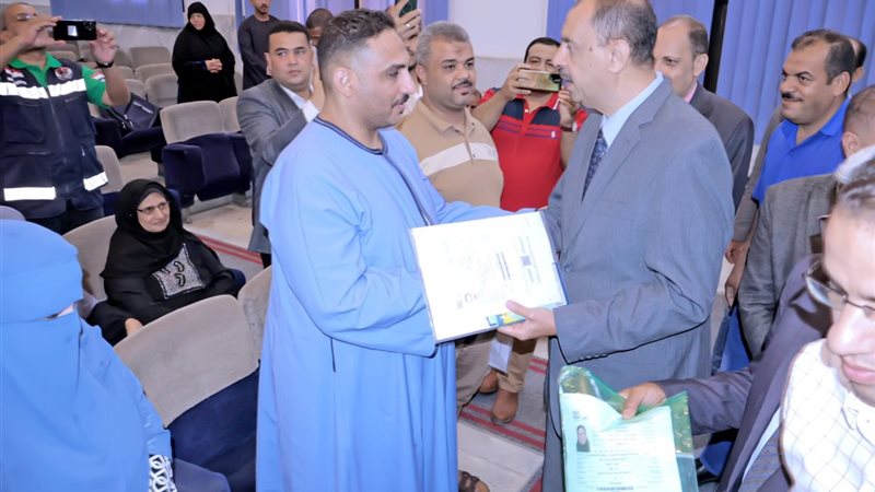 محافظ سوهاج يسلم