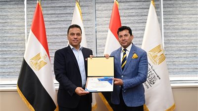 على رأسهم كهربا والبدري.. وزير الرياضة يستقبل بعثة الرياضيين العائدين 