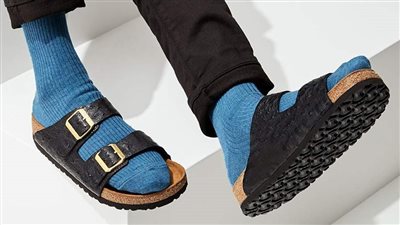 لماذا يُنصح بارتداء الجوارب مع الصنادل؟.. تعرف على الأسباب الصحية