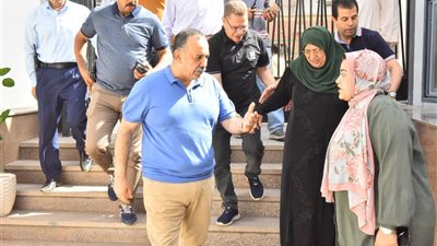 في لفتة إنسانية.. محافظ أسيوط يرافق سيدة إلى مستشفى الرمد