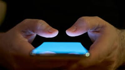 هل يجوز دخول الحمام بالهاتف المحمول بسبب وجود أبليكشن الأذان أو القرآن؟