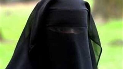 القبض على عاطل يرتدى زى سيدة منتقبة للتسول من المارة بالهرم 