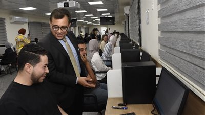 عميد «طب أسنان عين شمس» يتفقد أول امتحان عملي بنظام Computer Based 