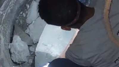 شركة مياه أسوان تحرر محضرا بعد إلقاء بالدورات داخل غرفة صرف صحي 