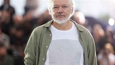 هل ارتدى مؤسس ويكيليكس قميصًا يحمل أسماء 5 آلاف طفل فلسطيني؟