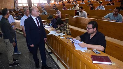 رئيس جامعة سوهاج يتفقد سير امتحانات الفصل الدراسي الثاني ويشيد بالتنظيم