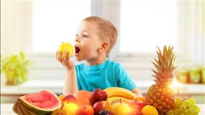 تحذير للأمهات.. قائمة أخطر أنواع الفواكه على الأطفال منها المانجو والعنب| خاص