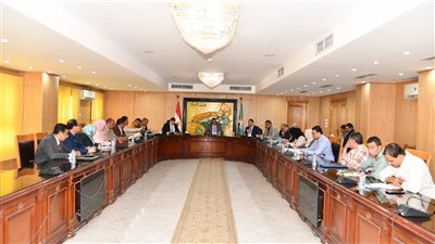 محافظ الفيوم يشدد بتكثيف أعمال النظافة بنطاق المساجد الكبرى وساحات صلاة العيد