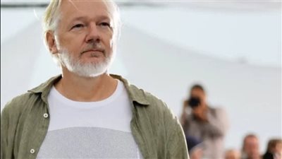 بعد ارتداء مؤسس ويكيليكس