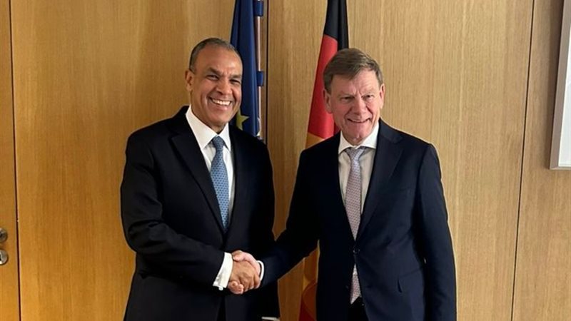 وزير الخارجية يناقش