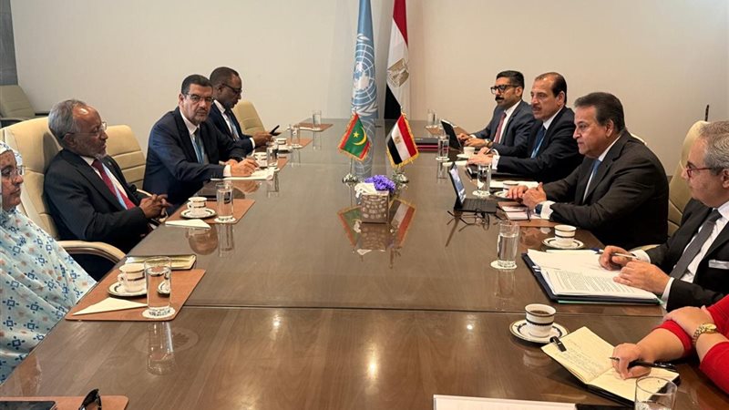 وزير الصحة مع احد