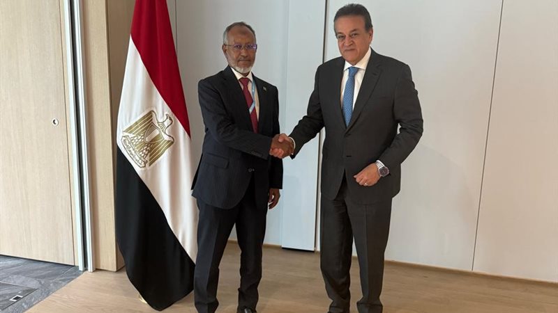وزير الصحة مع احد