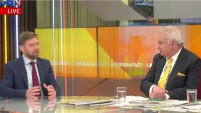 مذيع بريطاني يسقط على الهواء مباشرة في برنامج 