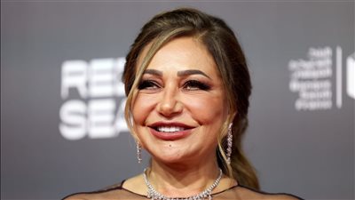 ليلى علوي تتألق بفستان لبني في العرض الخاص لفيلم 
