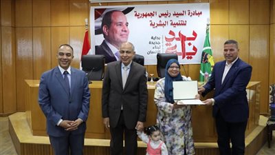في يوم الوفاء.. محافظ المنيا يكرم عددًا من العاملين بالديوان لبلوغهم سن المعاش