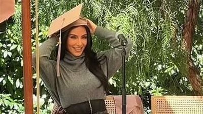 روب تخرج وحفل عائلي.. كيم كارداشيان تقترب من المحاماة بعد 6 سنوات من الدراسة