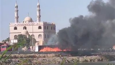 السيطرة على حريق  في سيارة نقل محملة بزيت طعام أسفل كوبري بالشرقية