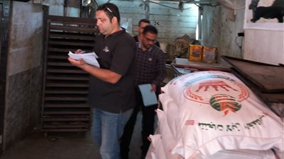 تحرير 16 محضرا لمخالفات لمحال تجارية وأسواق أهناسيا ببني سويف