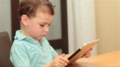 أضرار استخدام الهواتف على الأطفال وتأثيرها على نموهم