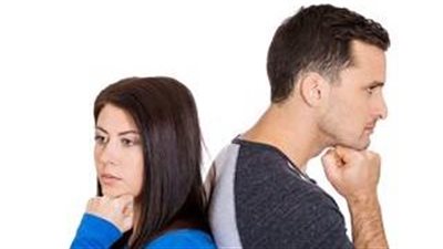 النوم في حالة غضب يهدد العلاقة الزوجية ويعزز الاستغناء العاطفي