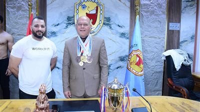 فازوا بالمركز الأول على الجامعات.. رئيس جامعة سوهاج يكرم أبطال كمال الأجسام 