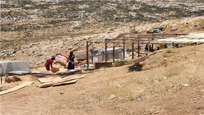 هجمات المستوطنين تجبر سكان تجمع مغاير الدير على مغادرته شرق رام الله