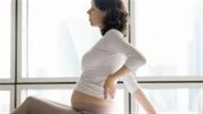 هل الصداع والمغص في شهور الحمل الأولى أمر طبيعي؟ ومتى يجب القلق؟