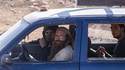 مستوطنون إسرائيليون خاضعون لعقوبات بريطانية يشاركون في طرد فلسطينيين من الضفة