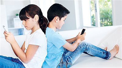 دراسة جديدة تحذر: الاستخدام المكثف للمحمول قد يصيب الأطفال بهذا المرض