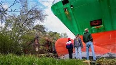 سفينة حاويات ضخمة تقتحم حديقة منزل فى النرويج.. تعرف على التفاصيل