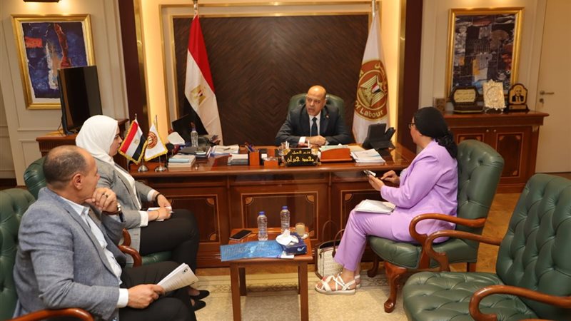 وزير العمل مع النائبة