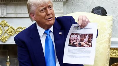 «الصلبان وقبور المزارعين البيض» ادعاءات ترامب بلقائه مع رئيس جنوب أفريقيا 