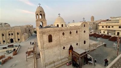 مئات الأقباط يتوافدون على جبل الطير احتفالا بمسار العائلة المقدسة في المنيا