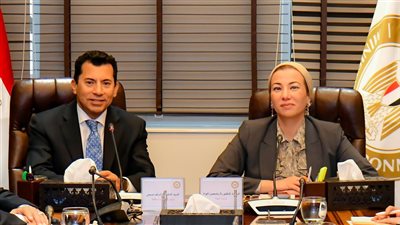 وزير الرياضة يهنئ وزيرة البيئة لاختيارها سكرتيرًا لاتفاقية مكافحة التصحر 