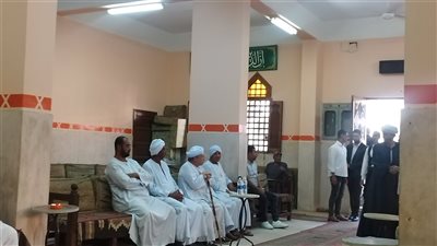 بالجلباب الأبيض.. وفد من قرية دندرة يقدمون واجب العزاء في شقيقة الخطيب |صور