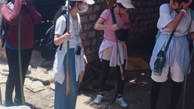 طلاب يابانيون يزرون قرية القراموص للتعرف على مراحل زراعة البردي بالشرقية