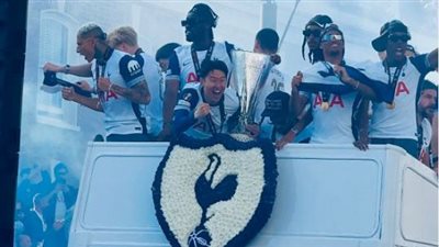 احتفال تاريخي لجماهير توتنهام باللقب القاري في شوارع لندن|صور