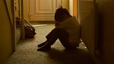 عاطل يهتك عرض طفل صغير من ذوي الهمم داخل عقار في المطرية 