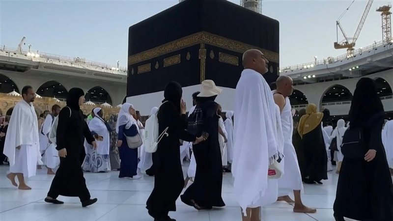 الطواف حول الكعبة