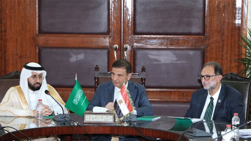 وزير الزراعة يعقد