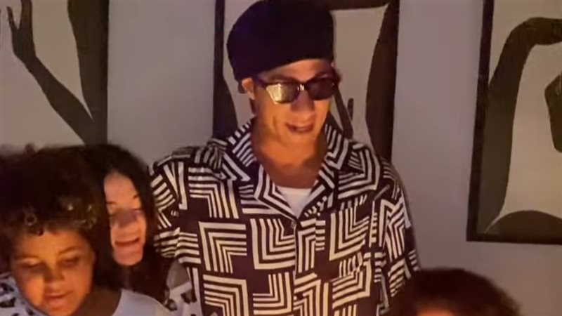 محمد رمضان مع أولاده