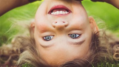 هل ترى أعيننا العالم بـ المقلوب؟.. العلم يكشف الحقيقة المدهشة