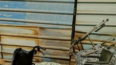 ولاده رموه في الشارع.. مسن مبتور القدم يفترش الرصيف بشوارع الشرقية