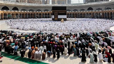 قصر الصلاة في الحج رخصة أم عزيمة.. وهل تجوز لحجاج أهل مكة؟