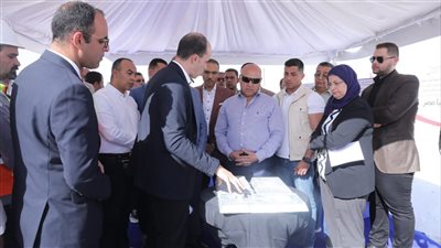 كامل الوزير: طريق الصعيد الصحراوي الغربي يشكل جزءاً من محور القاهرة كيب تاون