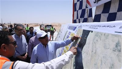 وزير النقل يتفقد مشروع تطوير طريق الصعيد الصحراوي الغربي