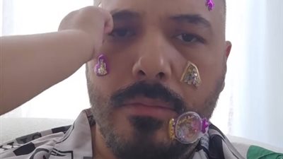 تلصق على وجهه الاستيكرز..رامي عياش ينشر فيديو طريف مع ابنته