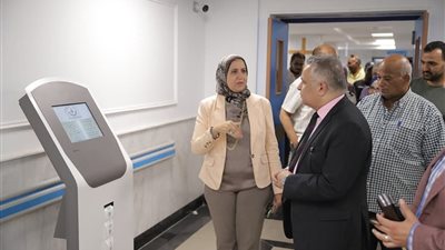 رئيس جامعة السويس يتفقد استعدادات افتتاح العيادات الخارجية بالمستشفى الجامعي