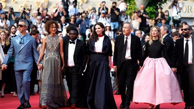 وصول أعضاء لجنة تحكيم مهرجان كان السينمائى للسجادة الحمراء